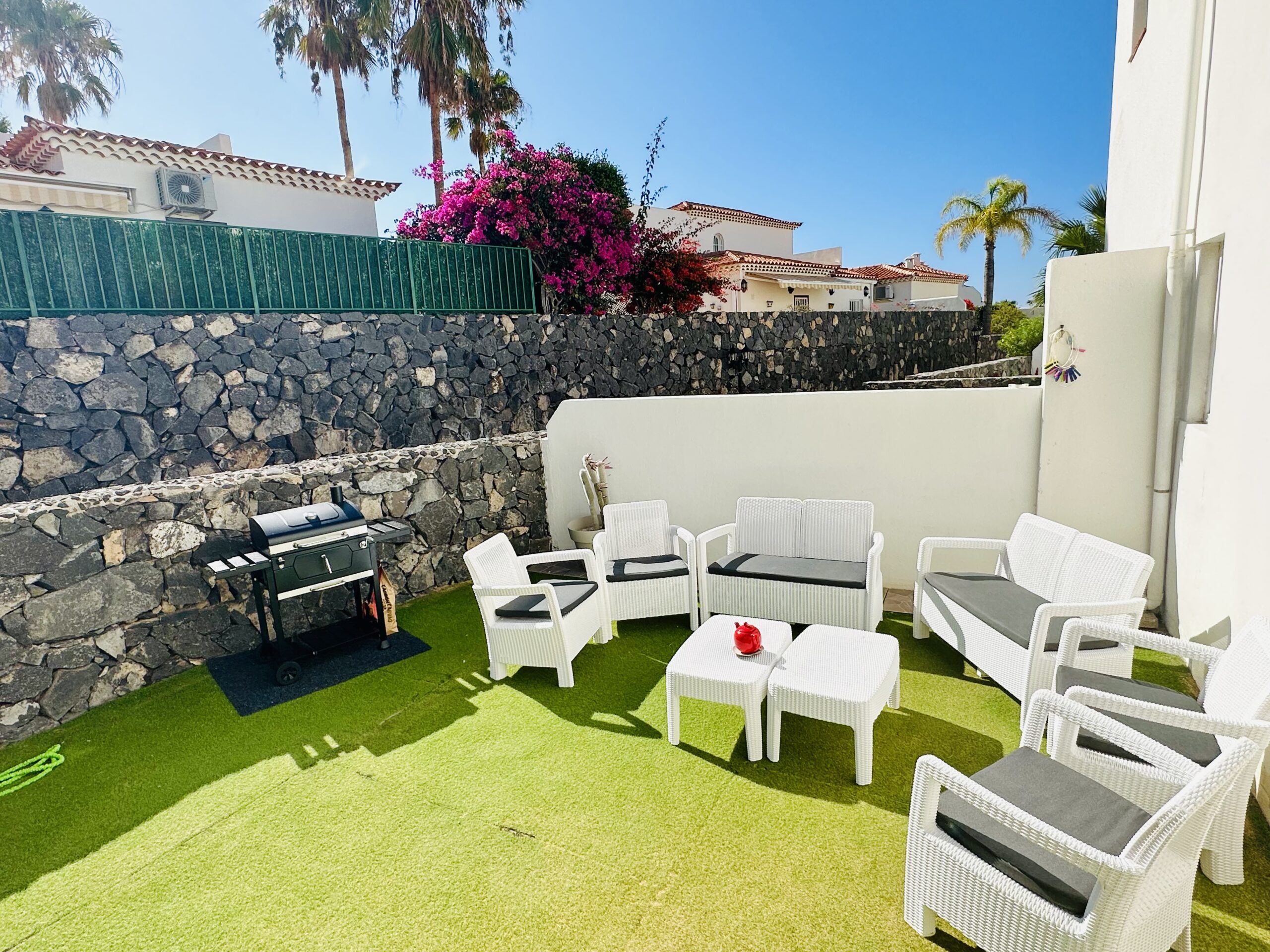 tenerifehause.com barbecue and a large seating area in the courtyard